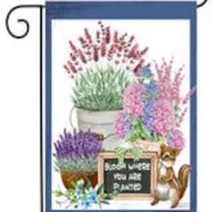 Puede incluir: Una bandera de jardín con una ilustración de acuarela de lavanda en macetas, hortensias y una ardilla listada. La bandera tiene un borde azul y una pequeña pizarra con el texto "Bloom Where You Are Planted."