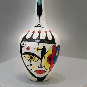 Pode incluir: Um conjunto de três canecas de cerâmica com acabamento fosco e salpicado. As canecas são em tons de creme, cinza claro e cinza escuro. Cada caneca tem um design simples e minimalista, ideal para café ou chá.