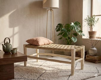 Handgefertigte Bank aus Holz und Rattan – Hocker im rustikalen Boho-Stil für die Wohnzimmerdekoration