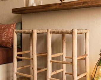 Taburete de bar bohemio natural – Taburete de madera tejido a mano para isla de cocina y decoración rústica de interiores.