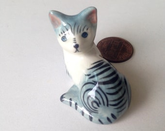 Katzenfigur, Weiß, Blau, liegend, Kätzchen, Keramikkatzenfigur, Keramikfigur, Tierfigur, Katzenfigur, Tierfigur, Dekoration, Dekor