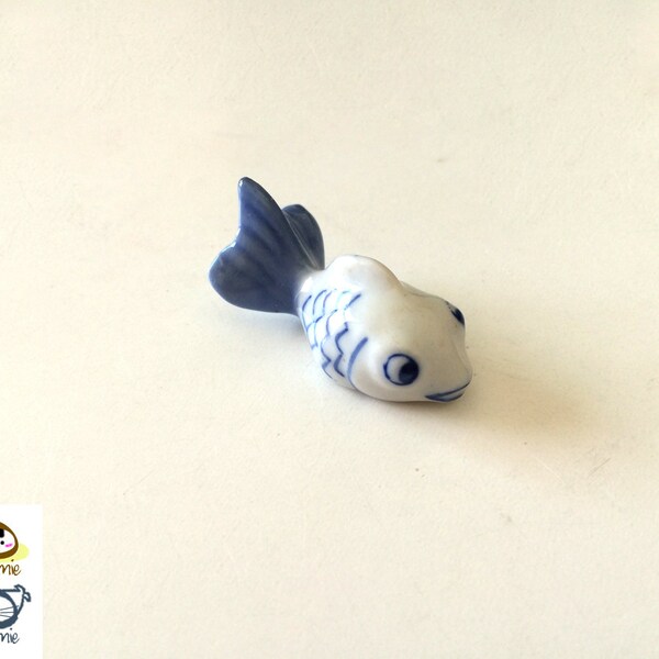 Miniatur Keramik Fisch, Fisch Miniatur, Miniatur-Fisch, weiß, blau, Fisch, Figur, Terrarium, Lehm, Miniatur-Fisch, winzige, kleine, Fisch