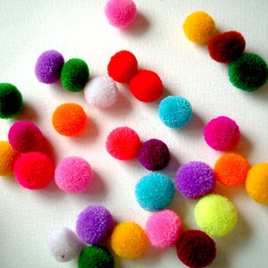 Mini verschiedene Garn Pom Poms: Handarbeit, Perlen, Knöpfe, Süßigkeiten, Garn Perlen, Garn-Knöpfe, Dekoration, Baby, Spielzeug, 100 Poms, Miniatur, klein