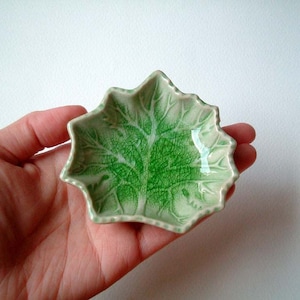 Placa de cerámica hoja de arce verde: salsa, plato, spa, aceite, aroma, ducha, regalo, mini, pequeño, pequeño, hogar, decoración, jabón, baño, cuentas, botón, niño