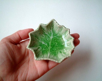 Green Maple Leaf Ceramic Plate: sauce, dish, spa, oil, aroma, shower, gift, mini, small, little, home, decor, soap, bath, beads, button, kid