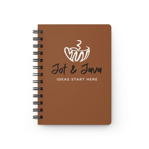 Könnte beinhalten: Ein braunes Spiralnotizbuch mit dem Text "Jot & Java" und einem Kaffeetassen-Logo. Die Worte "IDEAS START HERE" sind darunter gedruckt. Es hat eine schwarze Spiralbindung.