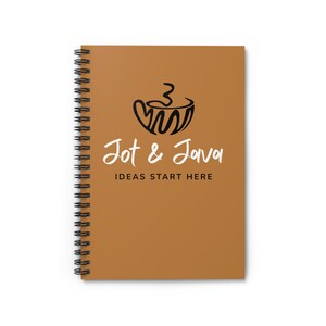 Könnte beinhalten: Ein spiralgebundenes Notizbuch mit braunem Einband. Der Einband zeigt ein schwarzes Kaffeetassen-Design über den Worten "Jot & Java" in weißer Schrift, darunter "IDEAS START HERE". Das Notizbuch ist zum Schreiben und Notieren gedacht.
