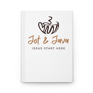 Könnte beinhalten: Ein weißes Notizbuch mit den Worten "Jot & Java" in brauner Schrift, über dem Satz "IDEAS START HERE". Ein braunes Kaffeetassen-Logo befindet sich über dem Text. Das Notizbuch ist geschlossen und hat ein minimalistisches Design.