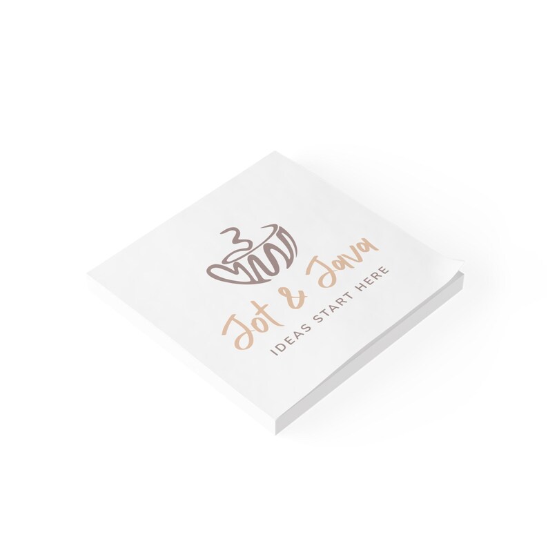 Puede incluir: Una pila de blocs de notas cuadrados blancos con el texto "Jot & Java" en una fuente marr&oacute;n y beige. El logotipo presenta una taza de caf&eacute; estilizada. El lema "IDEAS START HERE" est&aacute; debajo del texto principal.