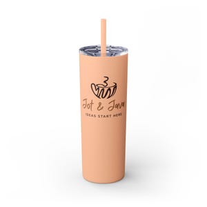 Könnte beinhalten: Ein pfirsichfarbener Becher mit Strohhalm. Der Becher hat ein schwarzes Logo mit der Aufschrift "Jot & Java" mit einem Kaffeetassen-Design. Unter dem Logo steht der Text "Ideas Start Here". Der Becher ist für kalte oder heiße Getränke konzipiert.