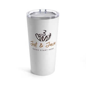 Könnte beinhalten: Ein weißer Isolierbecher mit transparentem Deckel. Der Becher hat ein braunes und goldenes Logo mit dem Text "Jot & Java IDEAS START HERE". Er ist für heiße oder kalte Getränke konzipiert.