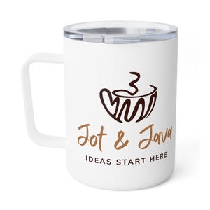 Puede incluir: Taza de viaje blanca con asa y tapa transparente. La taza presenta un diseño de taza de café marrón con las palabras "Jot & Java" y "IDEAS START HERE" en letras marrones. La taza está diseñada para bebidas calientes.