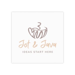 Puede incluir: Gr&aacute;fico cuadrado con las palabras "Jot & Java" en una fuente de escritura marr&oacute;n claro, con una ilustraci&oacute;n de taza de caf&eacute; encima. El lema "IDEAS START HERE" est&aacute; debajo del texto, todo sobre un fondo blanco.