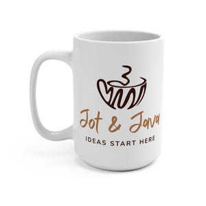 Könnte beinhalten: Weiße Keramik-Kaffeetasse mit einem braunen Kaffeetassen-Design und den Worten "Jot & Java" und "Ideas Start Here" aufgedruckt. Die Tasse hat einen großen Henkel.