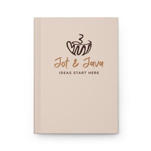 Può includere: Un quaderno beige con le parole "Jot & Java" e un disegno di tazza di caffè marrone. Il testo "IDEAS START HERE" è sotto il titolo. Il quaderno ha una finitura liscia e opaca.