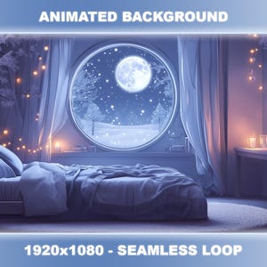 Può includere: Una camera da letto con una grande finestra rotonda che si affaccia su un paesaggio invernale innevato con la luna piena. Il letto è fatto con biancheria da letto bianca e ha un comodino con una candela accesa. La stanza è decorata con luci a catena.