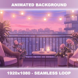 Op de afbeelding: Een geanimeerde achtergrond met een balkon met twee rieten stoelen, een tafel met een kopje en een kaars, en een skyline van de stad bij zonsondergang. Het balkon is versierd met lichtslingers en planten in potten.