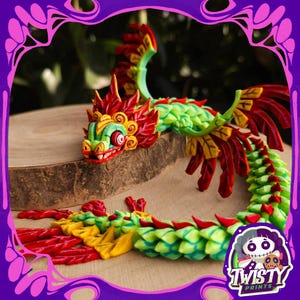 Pode incluir: Estatueta de dragão articulada com cores vibrantes, vermelho, amarelo e verde, colocada sobre uma superfície de madeira. A cabeça do dragão apresenta detalhes intrincados. A estatueta é um produto da Twisty Prints.