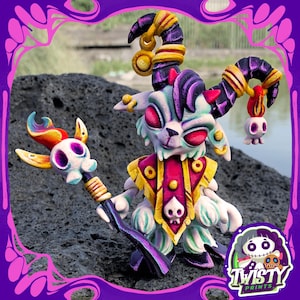 Può includere: Una stravagante statuetta di una creatura con grandi corna, occhi rossi e un bastone a forma di teschio. La figura è dipinta in tonalità di blu, viola, giallo e rosso. Il bastone ha un teschio in cima. La statuetta ha un colletto rosso e giallo.