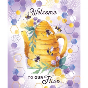 Peut inclure: Panneau d'accueil "Welcome to our Hive" avec un motif de théière en forme de ruche jaune avec des abeilles et des fleurs sur un fond de nid d'abeille violet et jaune.