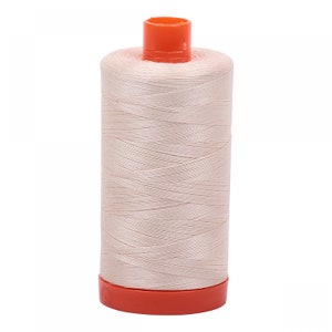 Aurifil Light Sand Mako Baumwollfaden Solid 50wt 1422m