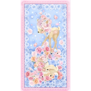 マイケル・ミラー・ファブリックスのクレア・シンボラによる「ワンダラス・ウッドランド」の「ディア・イン・ザ・ガーデン」子供用ファブリックパネル 幅23.5 x 44インチ