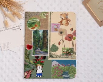 Könnte beinhalten: Ein dekoratives Notizbuch mit einer Collage von Bildern, darunter ein Teddybär mit Kopfhörern, Blumen, eine Waldszene und ein Cartoon-Hase. Das Notizbuch enthält auch einen herzförmigen Aufkleber und ein Bild einer Goldfischschüssel.