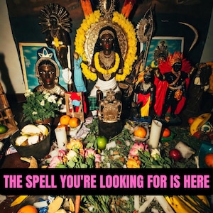 Puede incluir: Un altar con varias estatuas negras adornadas con joyas y tocados dorados. El altar está decorado con frutas, flores, velas y vegetación. El texto "THE SPELL YOU'RE LOOKING FOR IS HERE" se muestra en la parte inferior.
