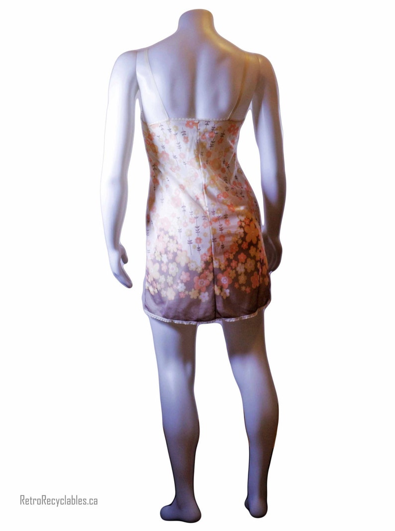 Vintage 1960s short flowered slip by St-Michael bust 34 length 34 made in Canada shipping included to U.S.A and within Canada