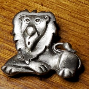 Vintage Pewter Lion Brooch: Retro Animal Jewelry