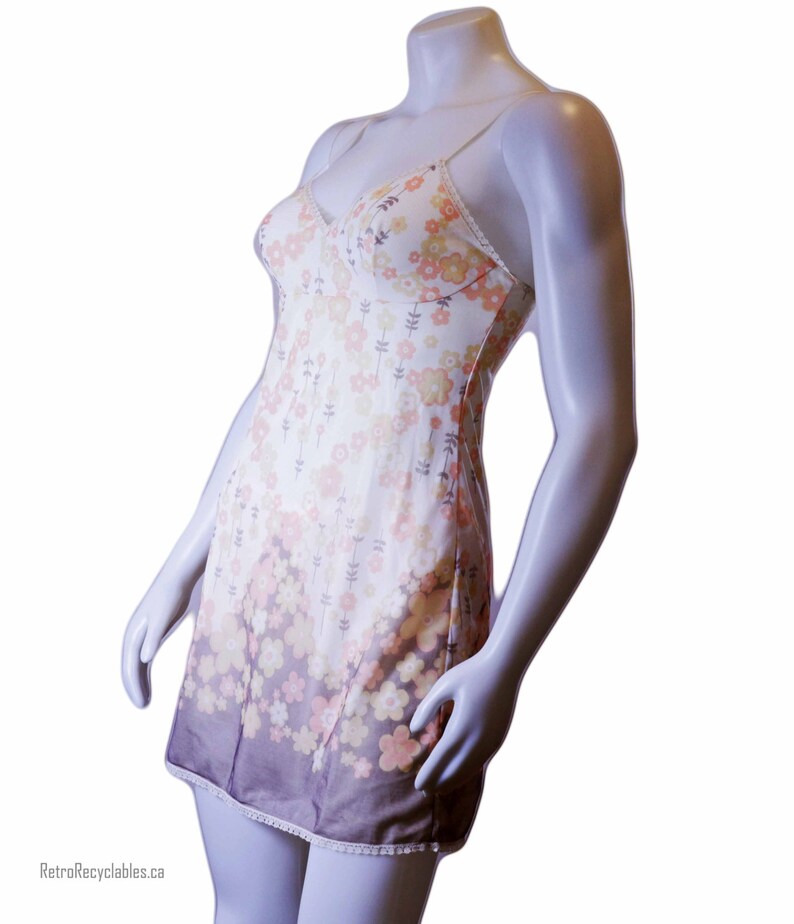 Vintage 1960s short flowered slip by St-Michael bust 34 length 34 made in Canada shipping included to U.S.A and within Canada