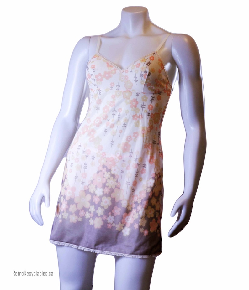 Vintage 1960s short flowered slip by St-Michael bust 34 length 34 made in Canada shipping included to U.S.A and within Canada