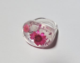 Vintage 1970s Lucite Ring with embedded flower, size 7