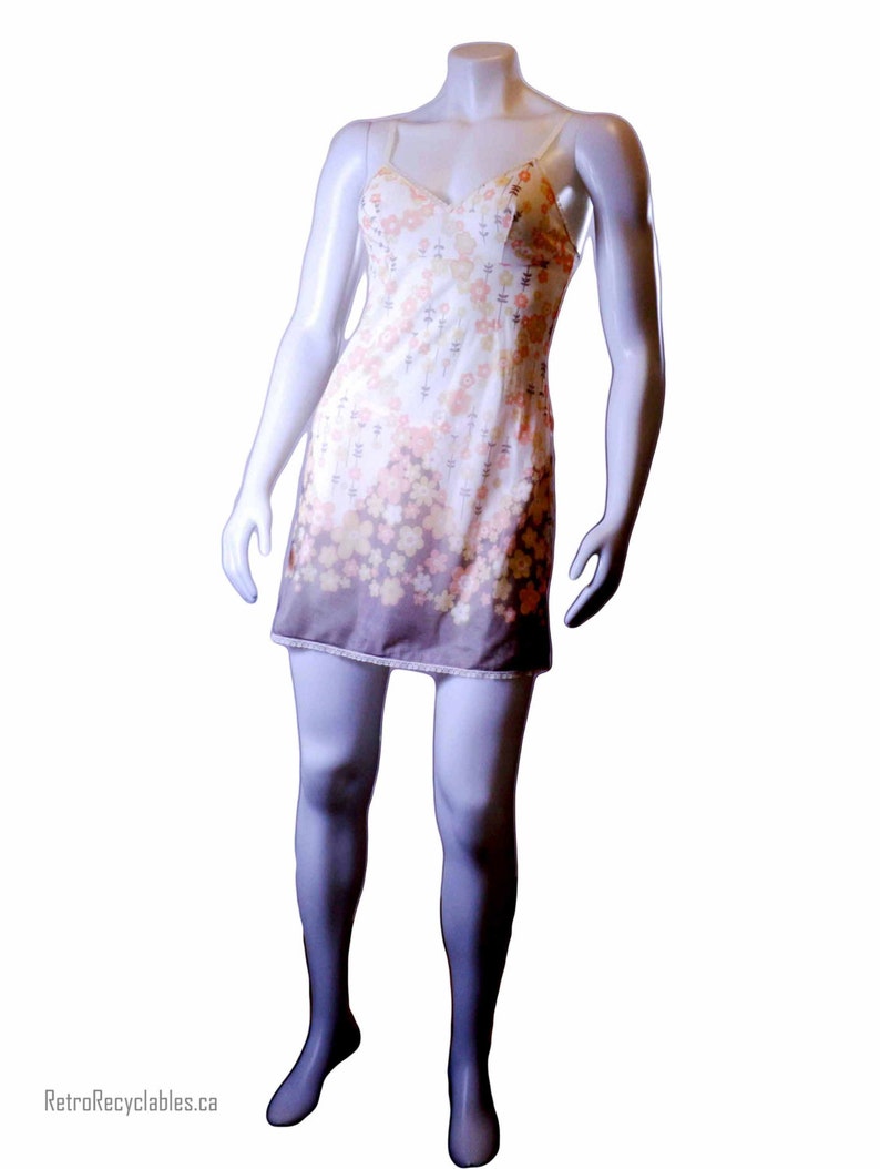 Vintage 1960s short flowered slip by St-Michael bust 34 length 34 made in Canada shipping included to U.S.A and within Canada