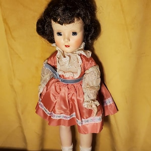Vintage 15-Zoll-Blinkpuppe: Koralle Satinkleid, Spitzendetails