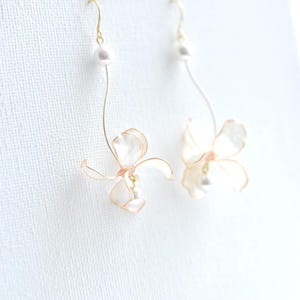 Boucles d'oreilles Jasmine Bridal – Boucles d'oreilles à clip florales pendantes en perles
