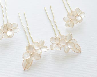 Resin Flower Hair Pins Set, Whimsical Bridal Hair Pins, Leaf & Flower Wedding Hairpiece, Ethereal Bride Hair Accessory, Set of 2 or 4