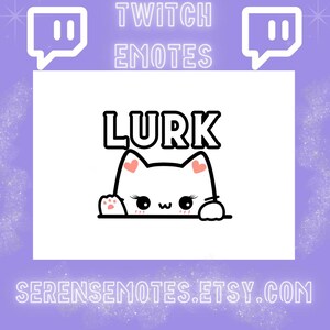 Puede incluir: Un gato blanco con corazones rosas en las orejas asoma por encima de una superficie blanca. El gato tiene ojos negros y una nariz negra. El texto "Lurk" está por encima del gato en letras negras. El texto "Twitch Emotes" está en la parte superior de la imagen en letras blancas sobre un fondo morado. El texto "serensemotes.etsy.com" está en la parte inferior de la imagen en letras blancas sobre un fondo morado.