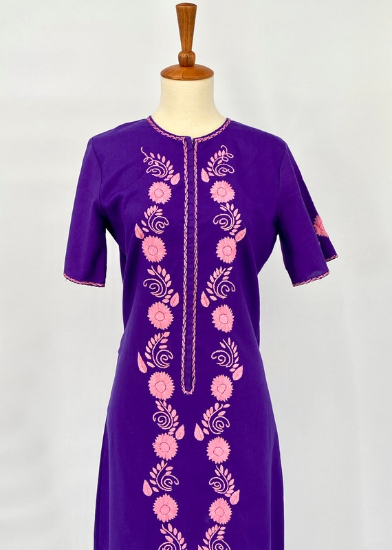 Vintage 60s / 70s Purple and Pink Embroidered Sho… - image 3