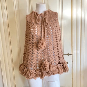 Vintage 1970er Fransen Poncho Camel Tan Gehäkelter Acryl Strick Poncho mit Quasten Krawatten One Size Hippie Boho -