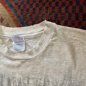 Vintage 80s 90s Wolf T-Shirt -Single Stitch - Paper Thin - Wolf Family - Wolf Pack - Gray Cotton - Adult T-Shirt L- bild 7