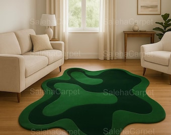 Può includere: Un tappeto verde con un design organico e fluido. Il tappeto presenta diverse tonalità di verde, creando un effetto a strati. Il tappeto è posizionato su un pavimento in legno in un soggiorno.