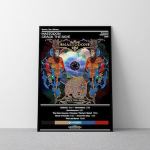 Pode incluir: Um cartaz preto e branco com a capa do álbum "Crack the Skye" da banda Mastodon. A capa do álbum apresenta duas figuras com roupas ornamentadas, um fundo azul e preto girando e o nome da banda em uma fonte estilizada. O cartaz também inclui o título do álbum e a lista de faixas.