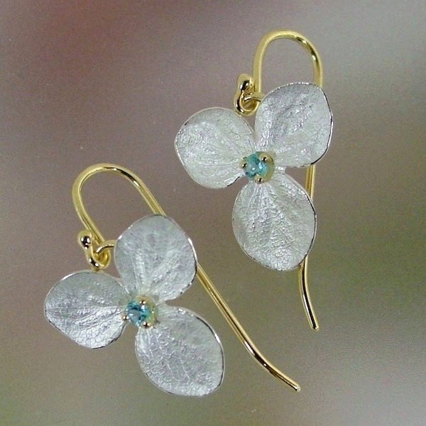 Pendientes de topacio azul, pendientes de hortensias, pendientes de plata, pendientes de flores, pendientes de plata y oro, hechos a medida.