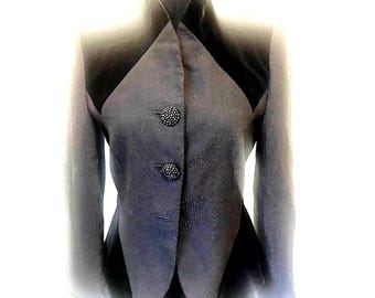 Casaco de noite vintage Giorgio Armani em veludo preto, tamanho 40, estilo vitoriano gótico da Era Dourada.