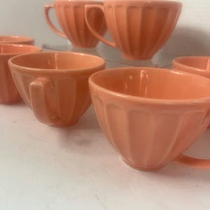 Conjunto de xícaras de chá e café de cerâmica Biscuit da Anthropologie com nervuras para brunch e eventos coral imagem 4