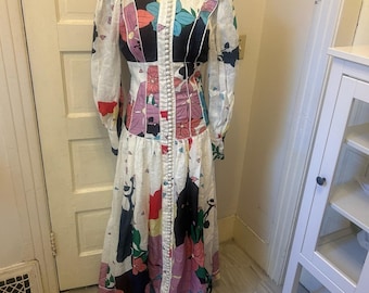 Vestido longo de linho com botões e mangas compridas da Mackenzie Mode, modelo boho art to wear.