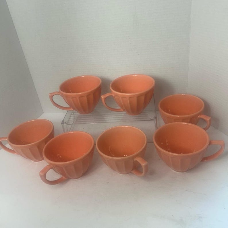Conjunto de xícaras de chá e café de cerâmica Biscuit da Anthropologie com nervuras para brunch e eventos coral imagem 1