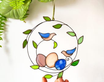 Ręcznie wykonany łapacz słońca w kształcie gniazda ptaków wielkanocnych: witrażowy wianek na wiosenną dekorację domu