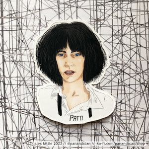 Puede incluir: Una ilustración en blanco y negro de una mujer con cabello negro corto y ojos azules. Lleva una camisa blanca con cuello negro y la palabra "PATTI" está escrita debajo de ella. El fondo es un patrón de cuadrícula.